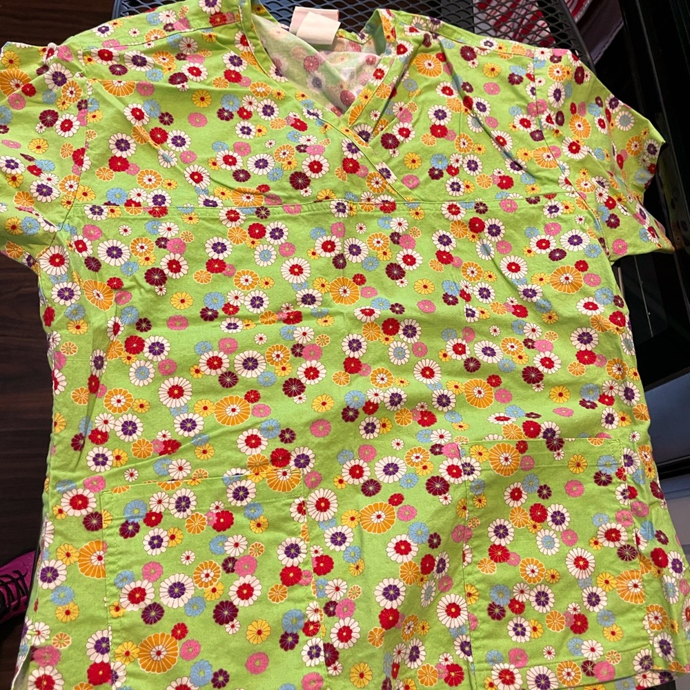 Peaches green daisy scrub top